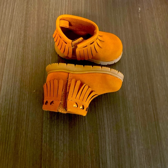 Infant Carter’s booties size 3 Brown - Picture 2 of 2